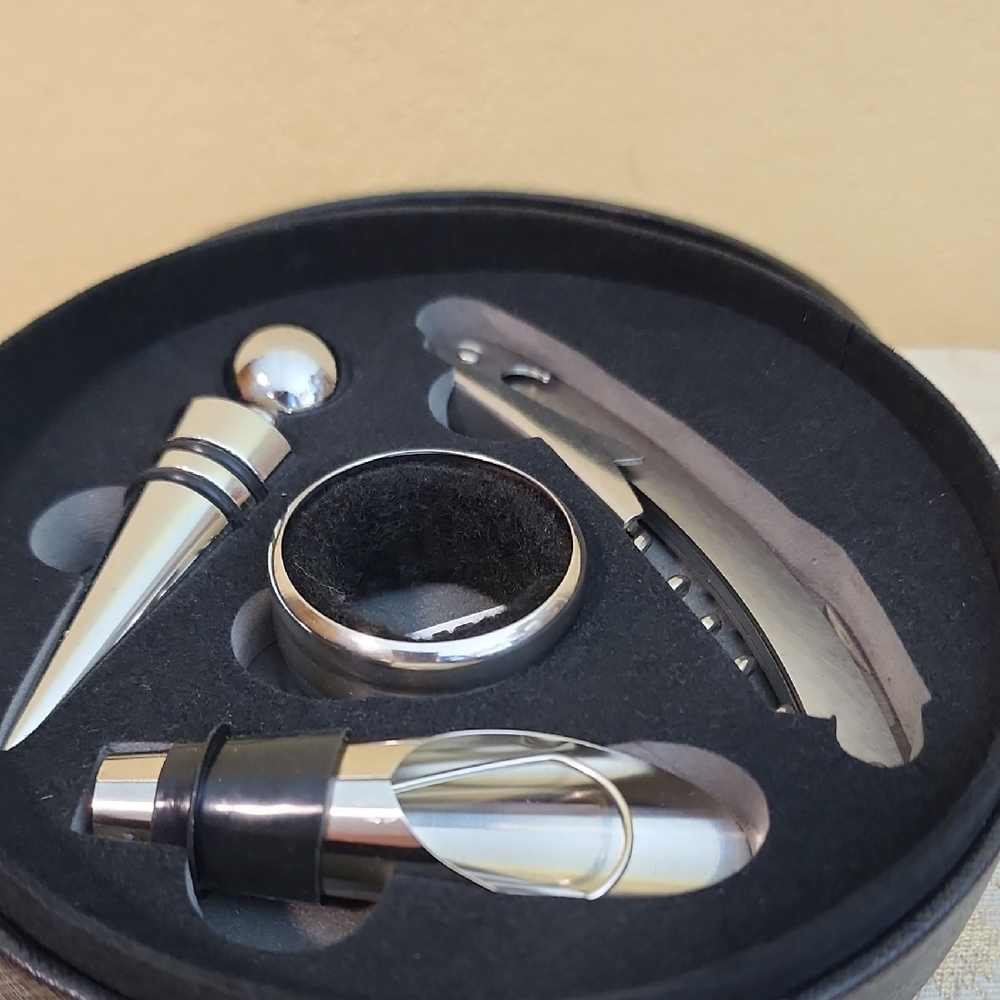 New In Box - Wine Accessory Set - Picture 4 of 6